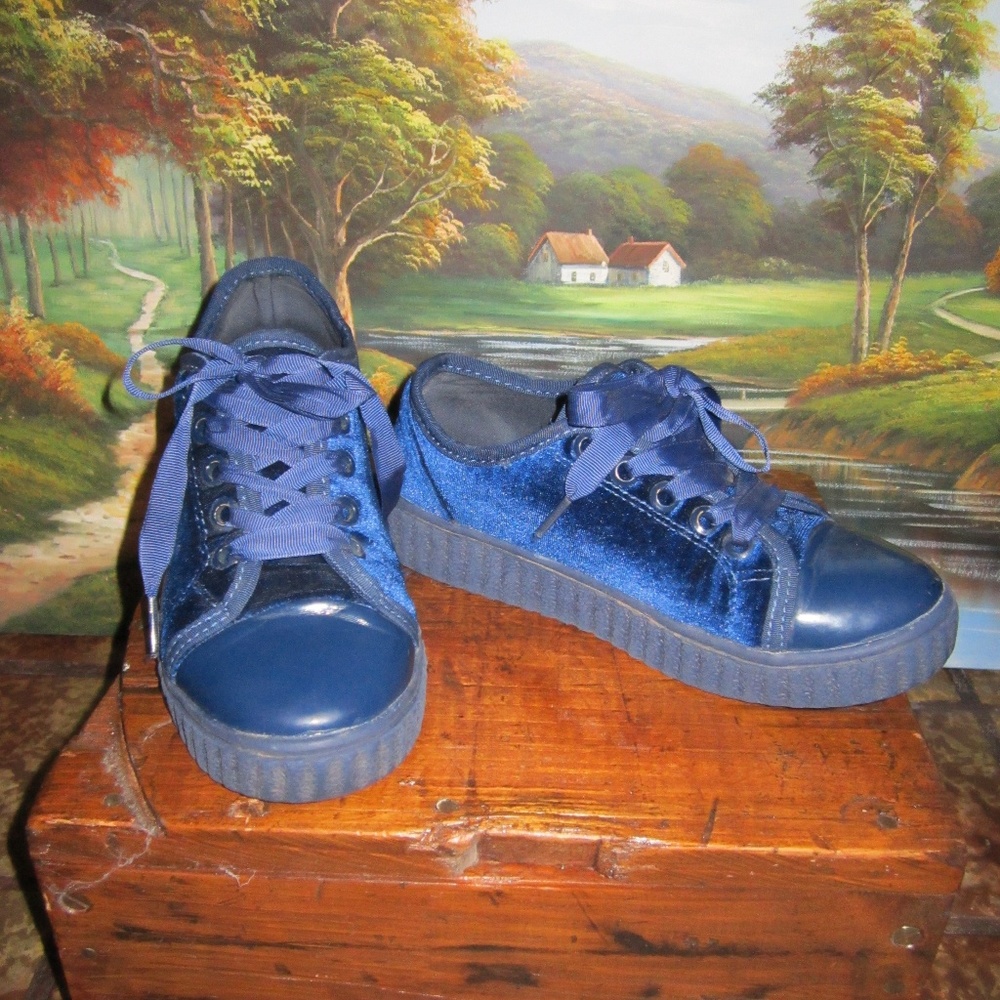 "Irelands" Dunnes Blue Velvet Toe Cap Shoes